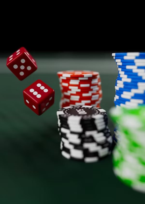 papi45 Live Casino suasana meja permainan malam hari dengan pencahayaan elegan